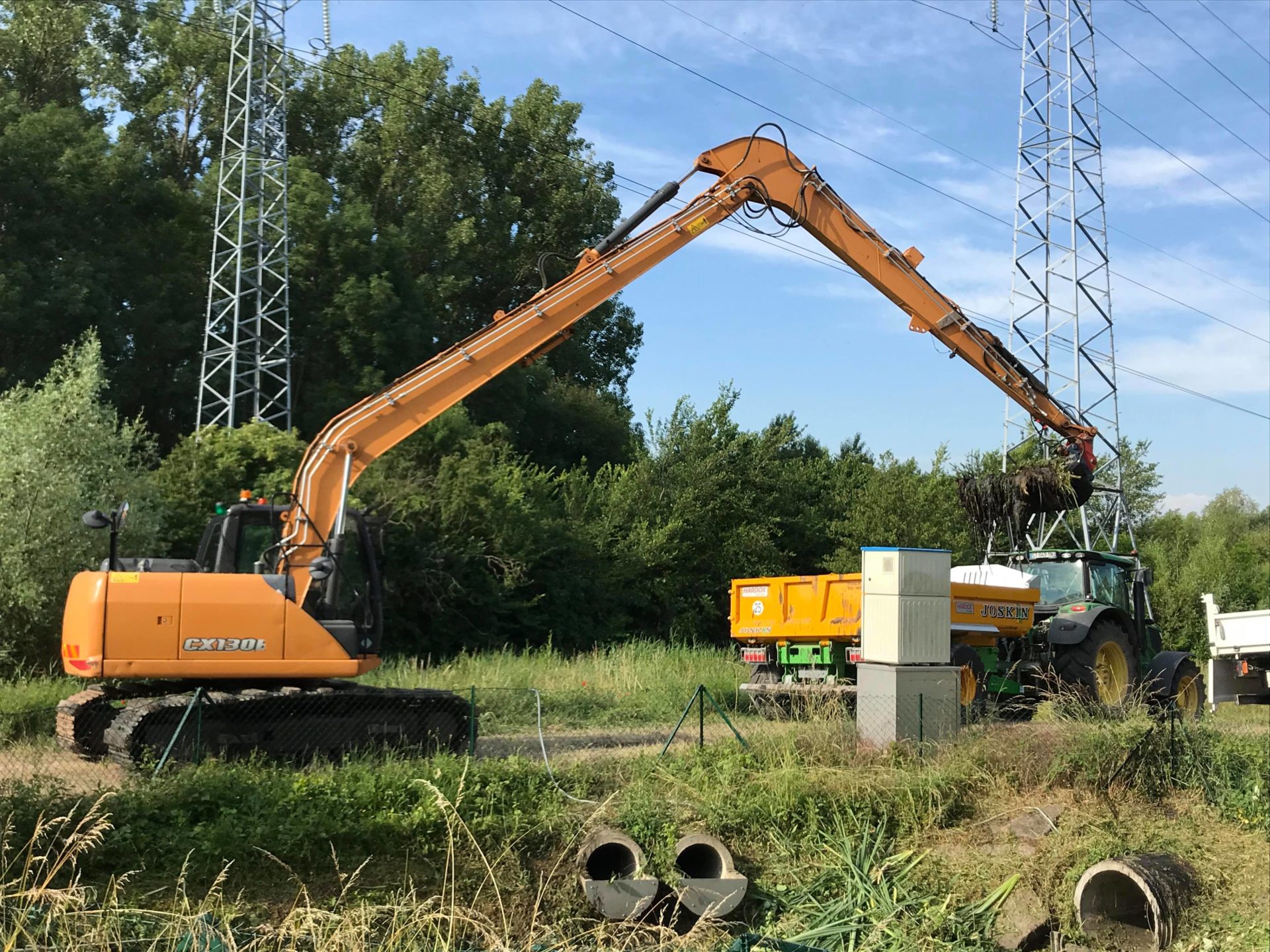 La gamme s&rsquo;agrandit avec une pelle à long bras